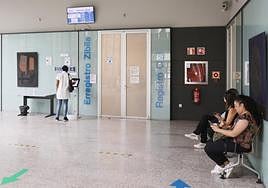 Varias mujeres esperan turno para ser atendidas en el Registro Civil de los juzgados de Donostia, este jueves.