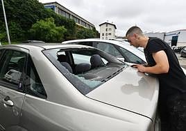 Uno de los coches dañado tras las tormenta de granizo en Zumaia con la luna trasera rota.
