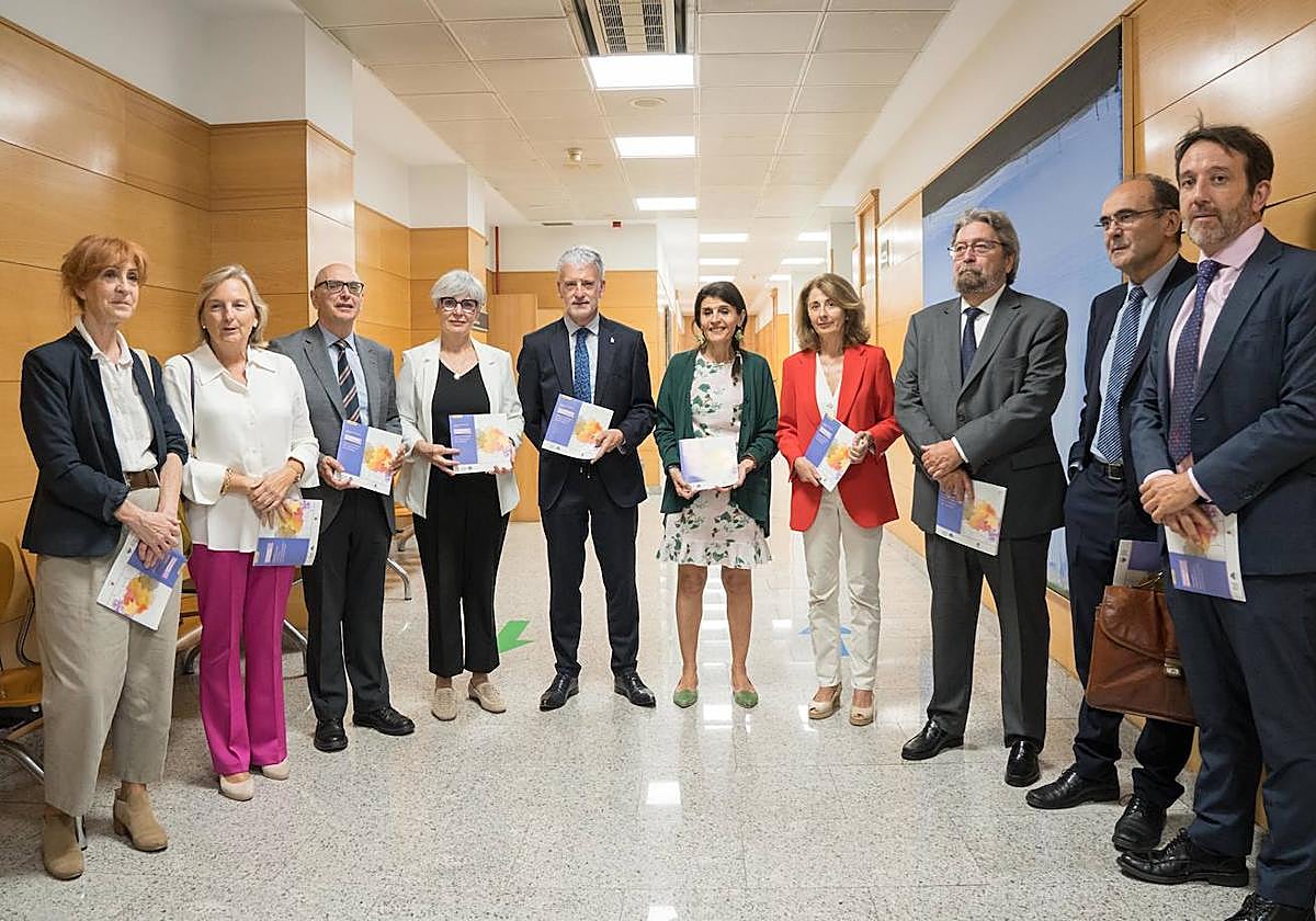 Los promotores de la guía y del folleto en la presentación de ambas en la sede del TSJPV.