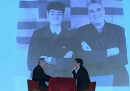 Loquillo durante la entrevista con Carlos del Amor y su hijo en la imagen del fondo.
