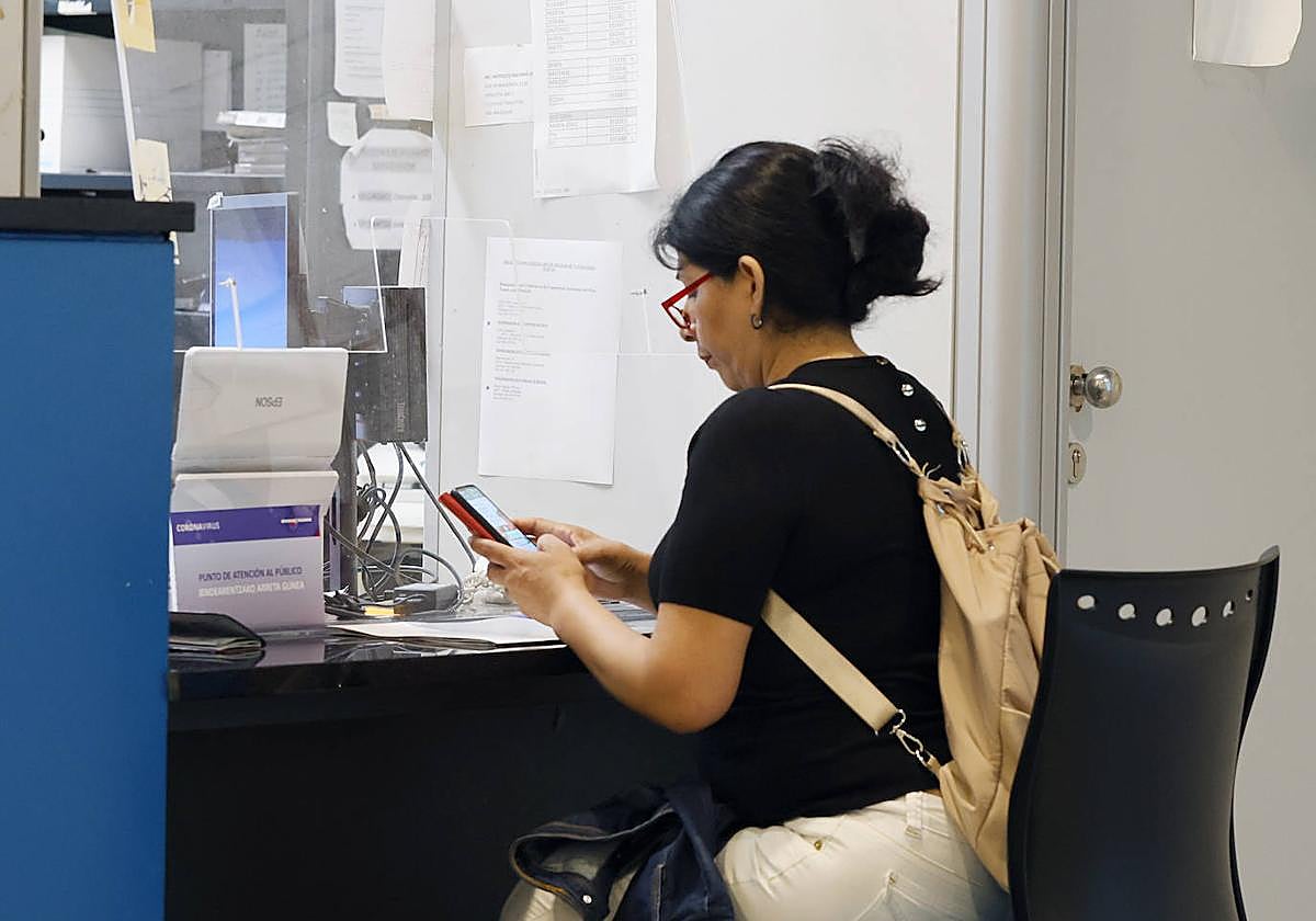 Una mujer en el Registro Civil de los juzgados de San Sebastián.