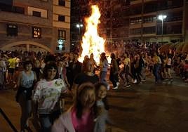 La hoguera se encenderá a las 22.30 horas de esta noche en la plaza.
