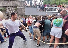 Un mozo golpea con su maskuri al gentío sin soltar la cuerda