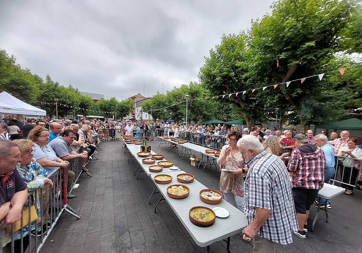 Cuarenta cazuelas de bacalao al pil pil tuvo que catar el jurado de la Cofradía Vasca de Gastronomía, encabezado por Luis Mocoroa.