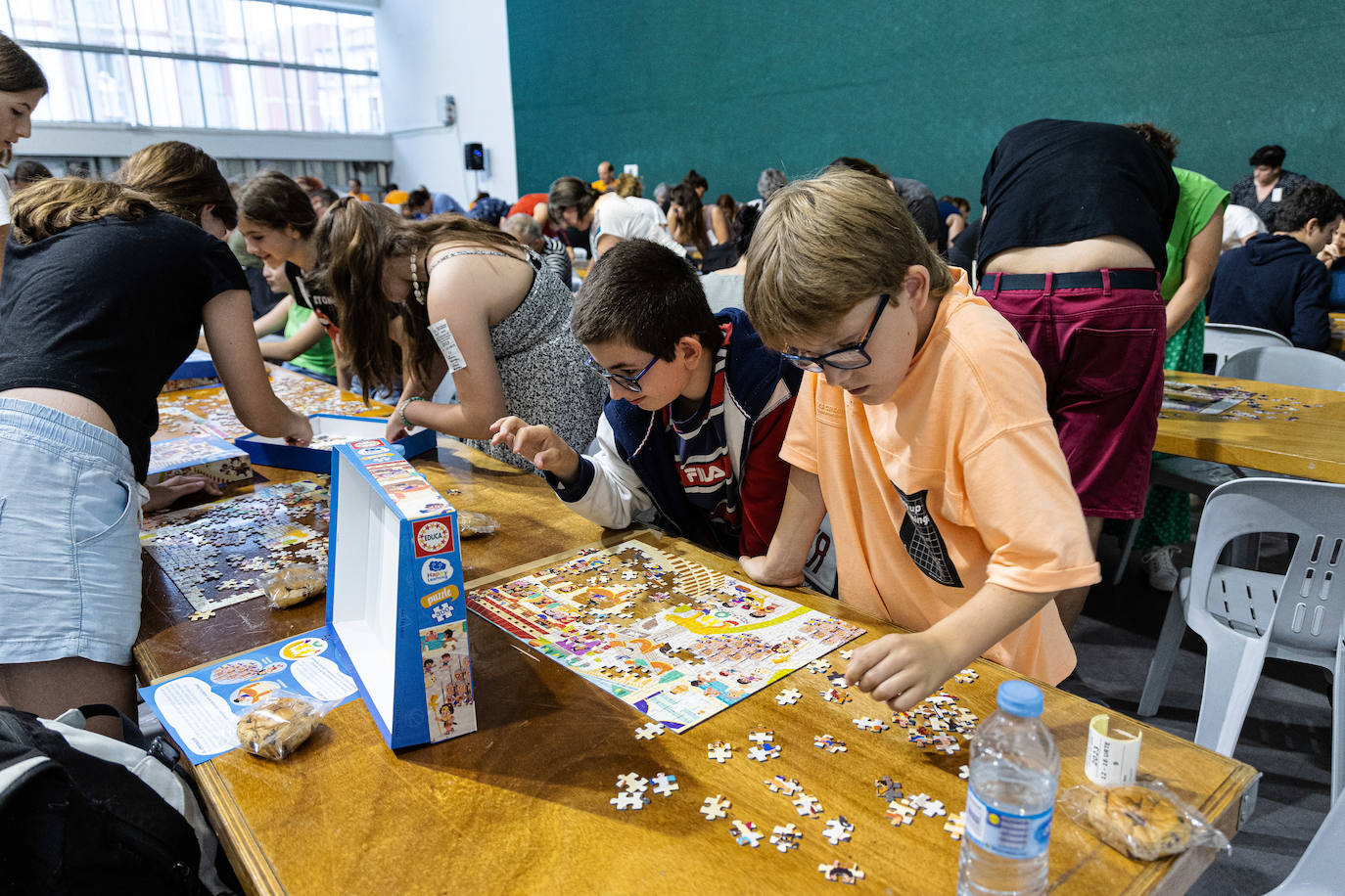 Centenares de piezas y personas en el concurso puzzles