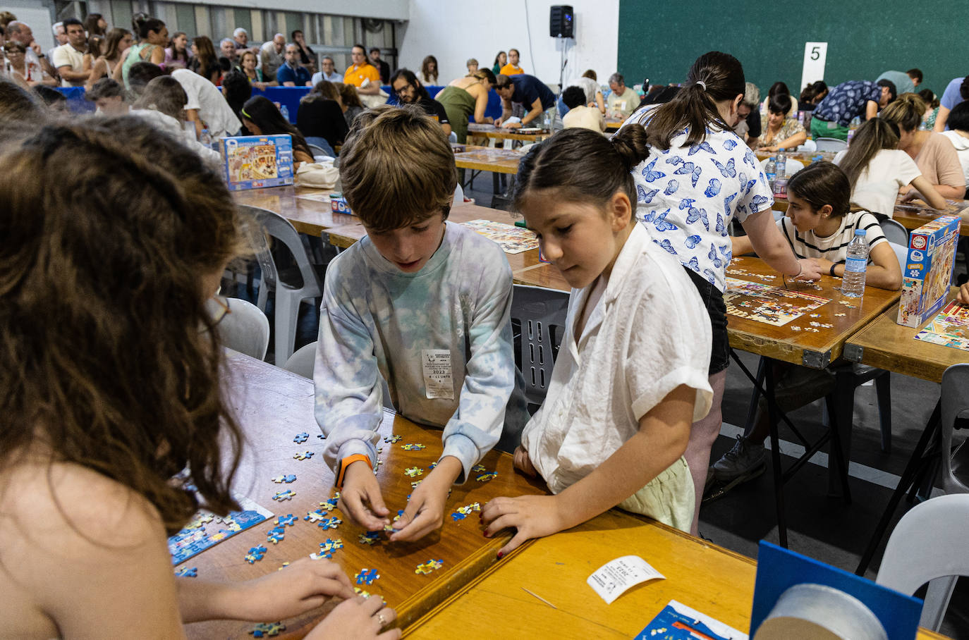 Centenares de piezas y personas en el concurso puzzles