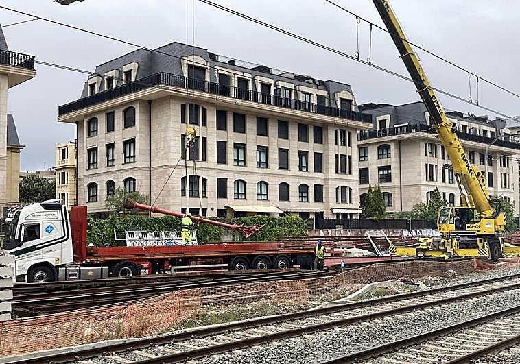 Labores de carga de las cerchas que viajarán a Asturas para ser reparadas.