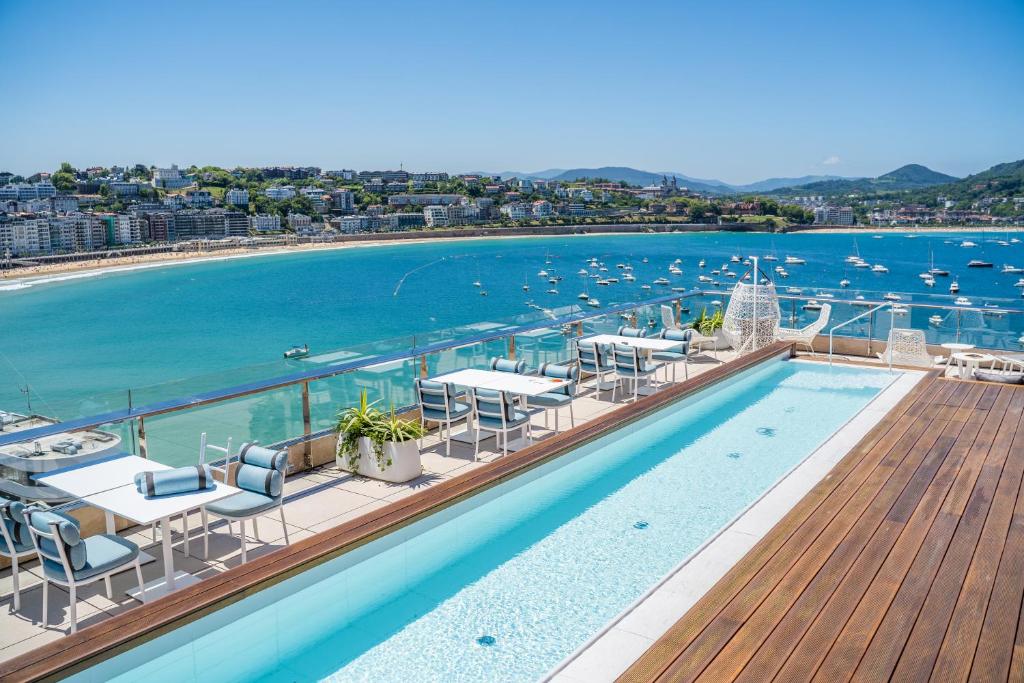 La piscina urbana del hotel Lasala ofrece unas vistas panorámicas de la bahía de la Concha de San Sebastián 