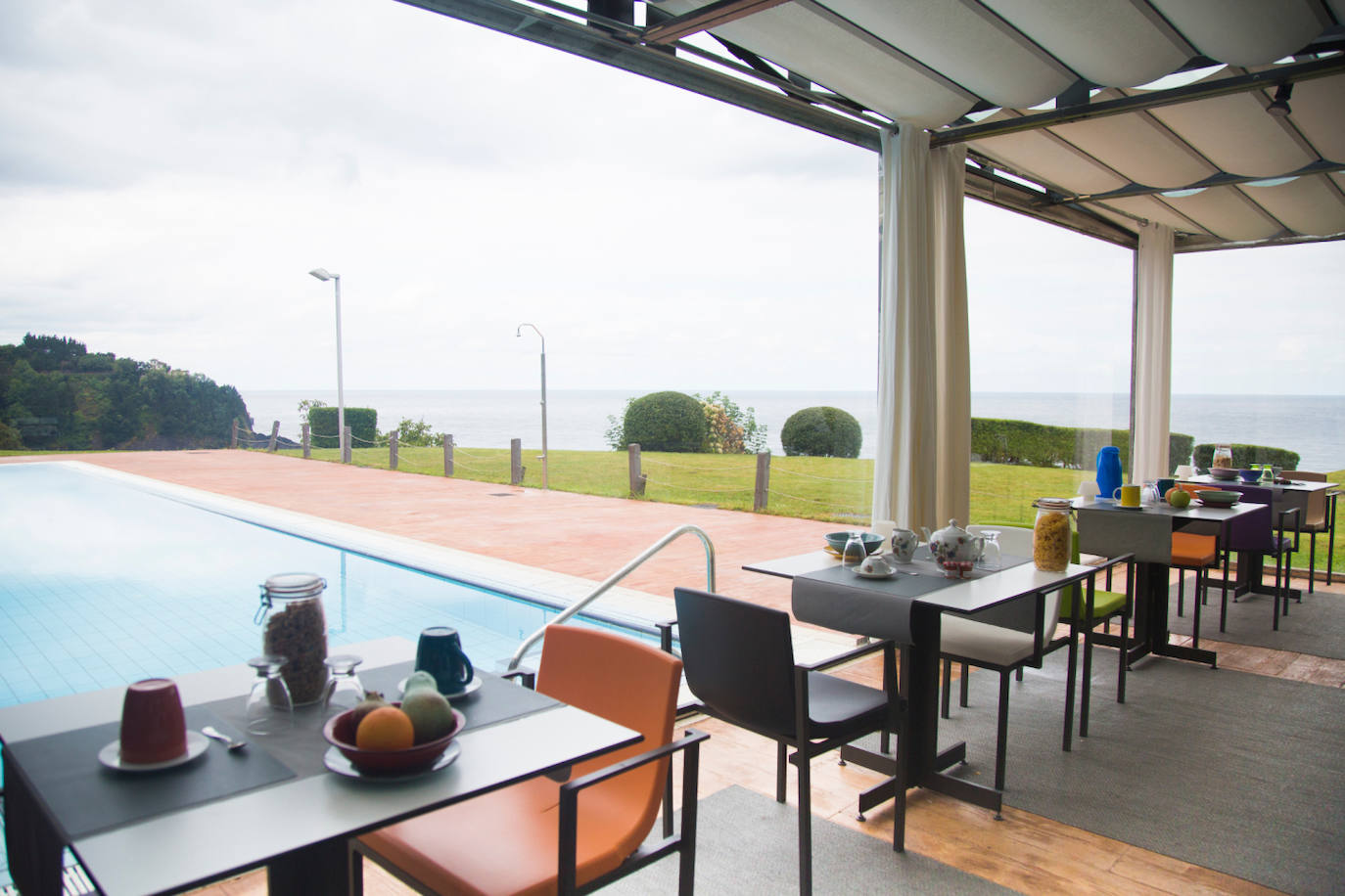 La piscina del hotel Arbe de Mutriku tiene una piscina con vistas a la costa vasca 