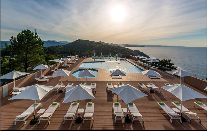 El hotel Mercure Monte Igueldo tiene una piscina con unas vistas panorámicas del mar Cantábrico 