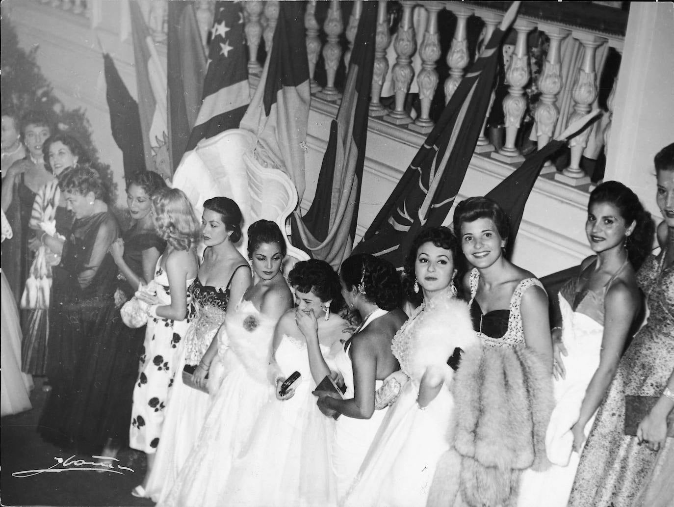 Segundo Festival de Cine. Carmen Sevilla, junto a Emma Penella, Helga Line, Lola Flores, Marujita Díaz y Carmen Flores, en las escaleras del Teatro Victoria Eugenia, esperan la llegada de Carmen Polo.