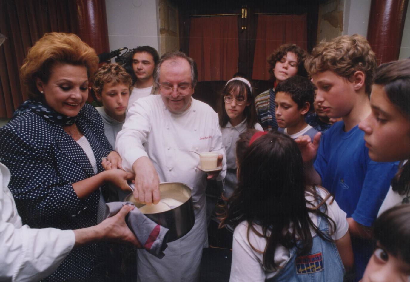 Carmen Sevilla, ayudada por Juan Mari Arzak en una clase de cocina que impartió a niños donostiarras.