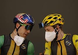 Wout van Aert, con la mascarilla colgando, y Jonas Vingegaard, con la mascarilla puesta, durante el Tour de Francia de 2022.