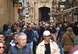 Decenas de personas pasean por la calle Mayor de Donostia.