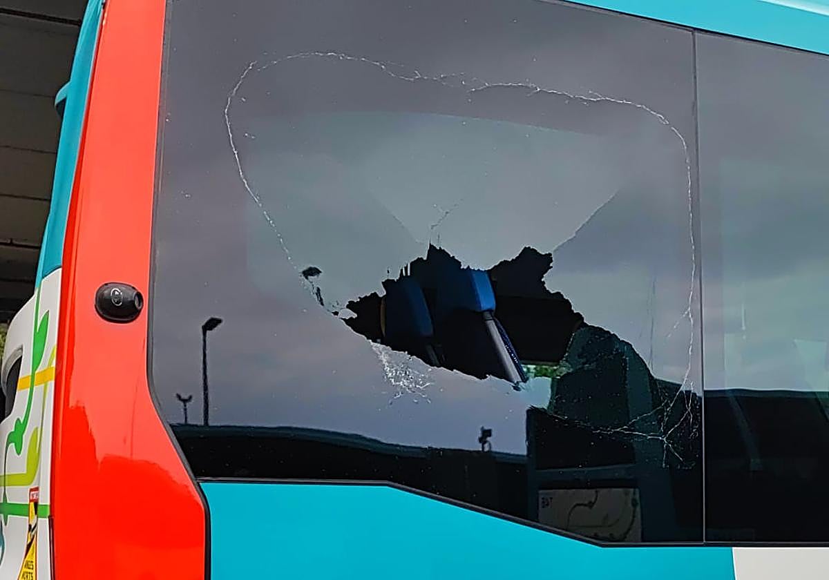 El estado en el que ha quedado la parte trasera del autobús tras el impacto de un piedra en Zarautz.