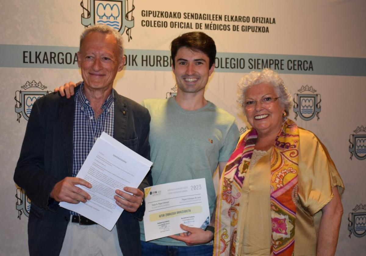 Aitor Zabalegui, premio al mejor expediente académico, entre Carlos Calderón y Carmen Solorzano.