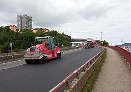 Los operarios trabajan a pleno rendimiento en el tramo entre Errenteria y Pasaia.