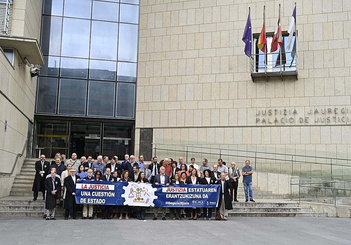 Medio centenar de abogados guipuzcoanos se concentraron ayer frente al Palacio de Justicia de Donostia.
