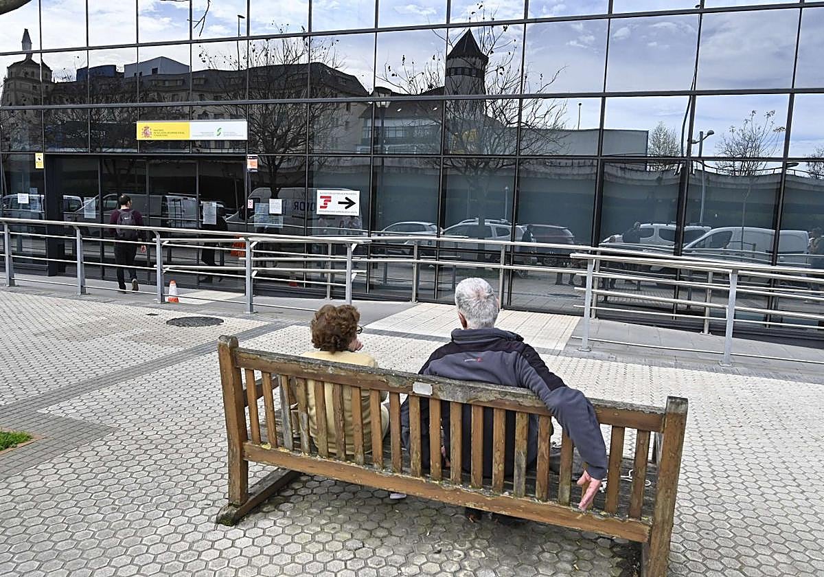 Dos jubilados, ante la sede de la Seguridad Social de Donostia.