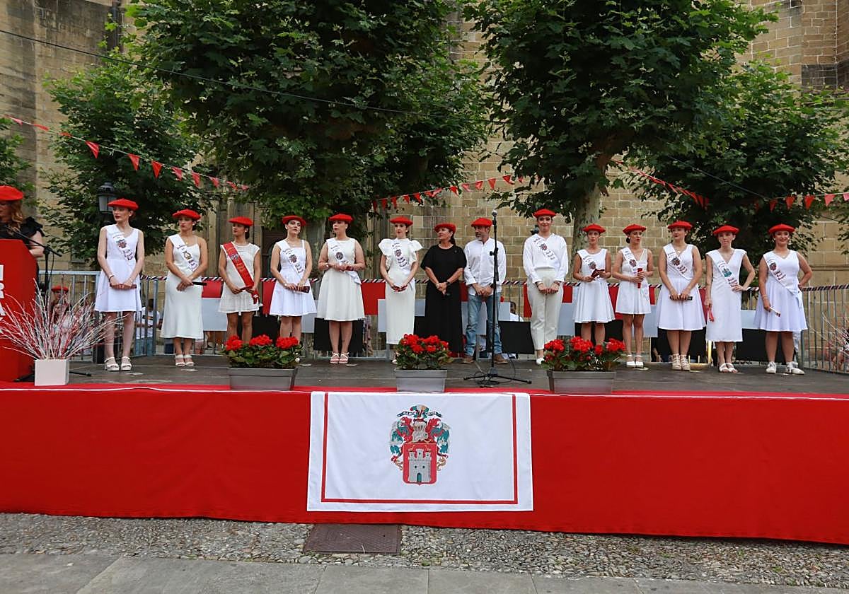 Cantineras, general y comandante, sobre el escenario en el que tuvo lugar la presentación este miércoles por la tarde, en la plazoleta del Juncal.