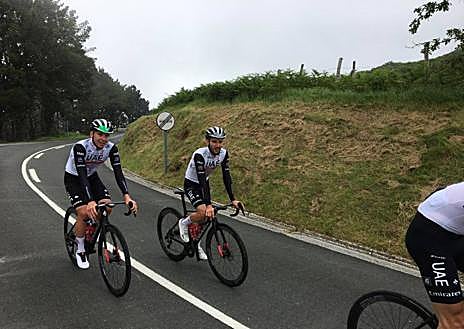 Imagen secundaria 1 - Tadej Pogacar y el UAE reconocen la segunda etapa y la subida de Jaizkibel