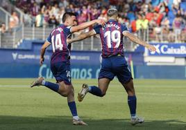 Stoichkov celebra un gol en Ipurua.