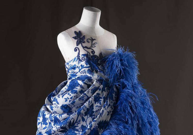 Imagen principal - En azul, 'Un elogio al movimiento': vestido de la 2008-09. Detalle en blanco de un vestido de su primera colección en Nueva York. Perfil de Josp Font, por Javier Biosca.