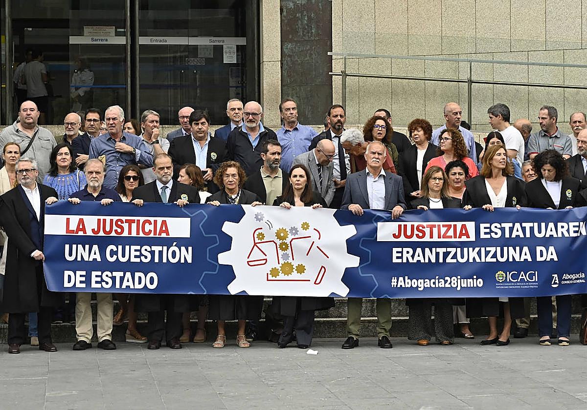 Abogados guipuzcoanos se concentran frente al Palacio de Justicia de Donostia.