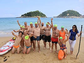 Nadadores y entrenadores de Konporta K.E. y ONCE en Ondarreta preparados para partir hacia la Isla