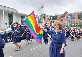 Tamborrada infantil de morado y calles multicolor