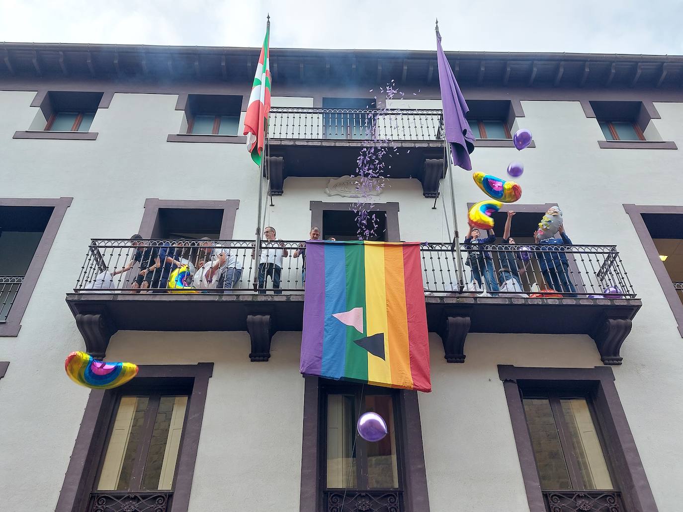 Tamborrada infantil de morado y calles multicolor