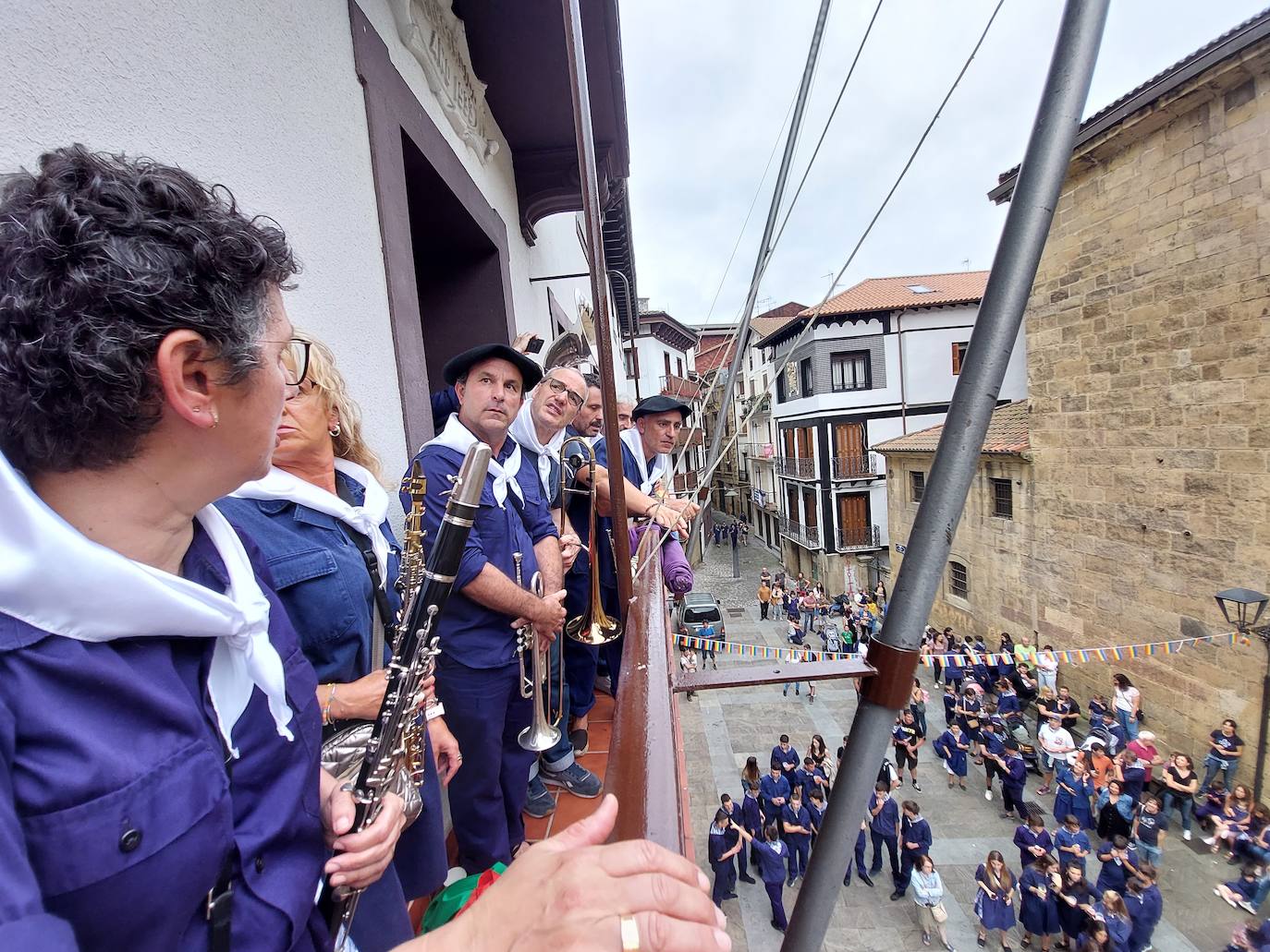 Tamborrada infantil de morado y calles multicolor