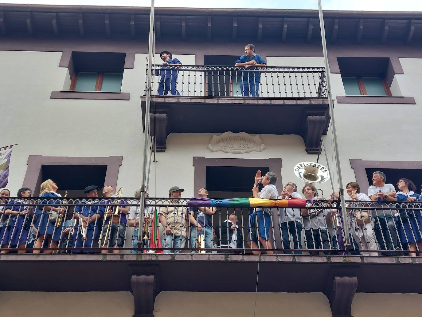 Tamborrada infantil de morado y calles multicolor