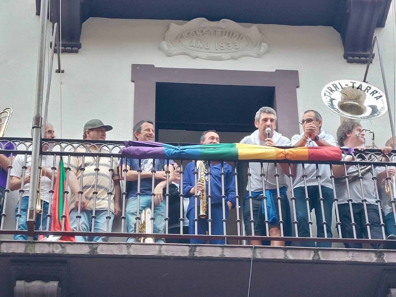 Tamborrada infantil de morado y calles multicolor