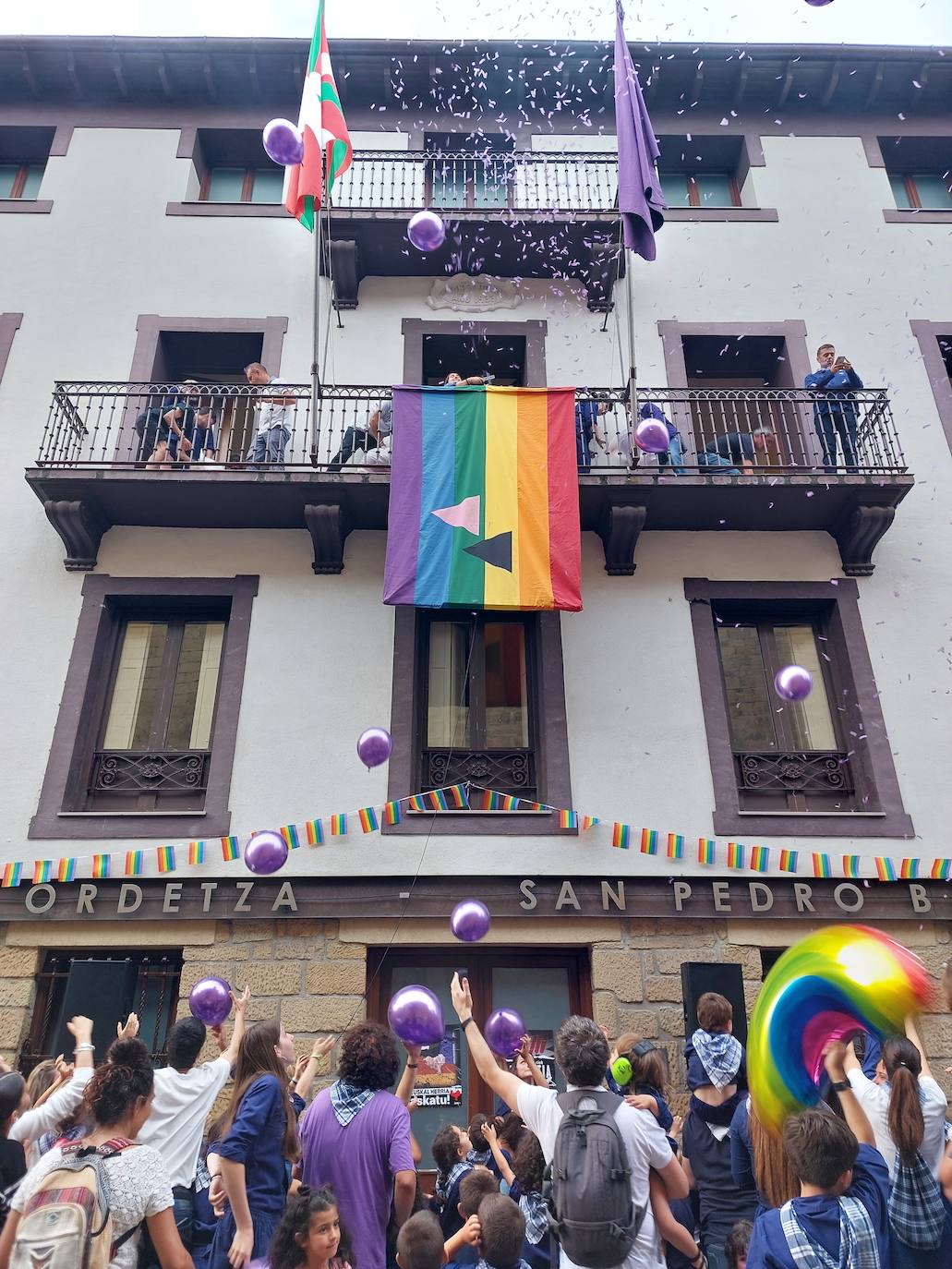 Tamborrada infantil de morado y calles multicolor