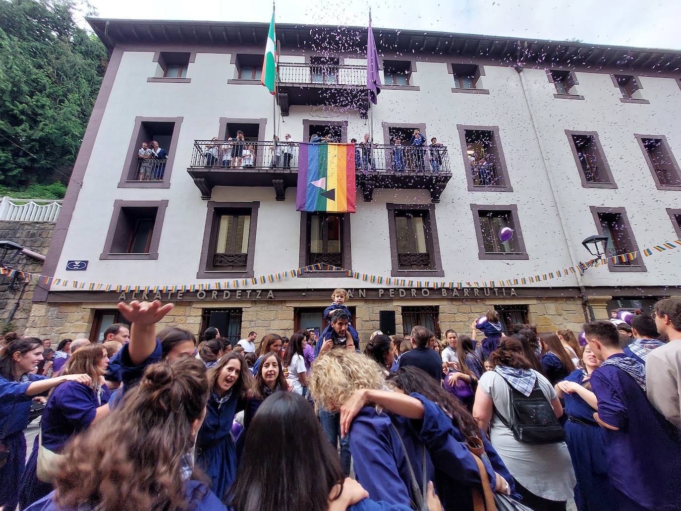Tamborrada infantil de morado y calles multicolor