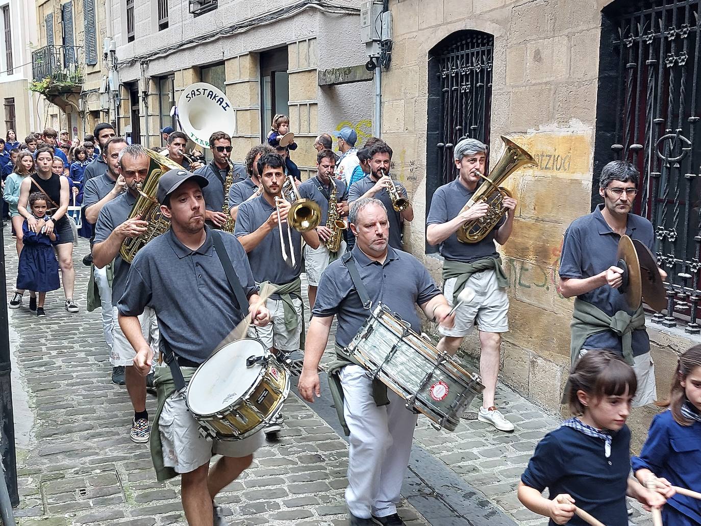 Tamborrada infantil de morado y calles multicolor