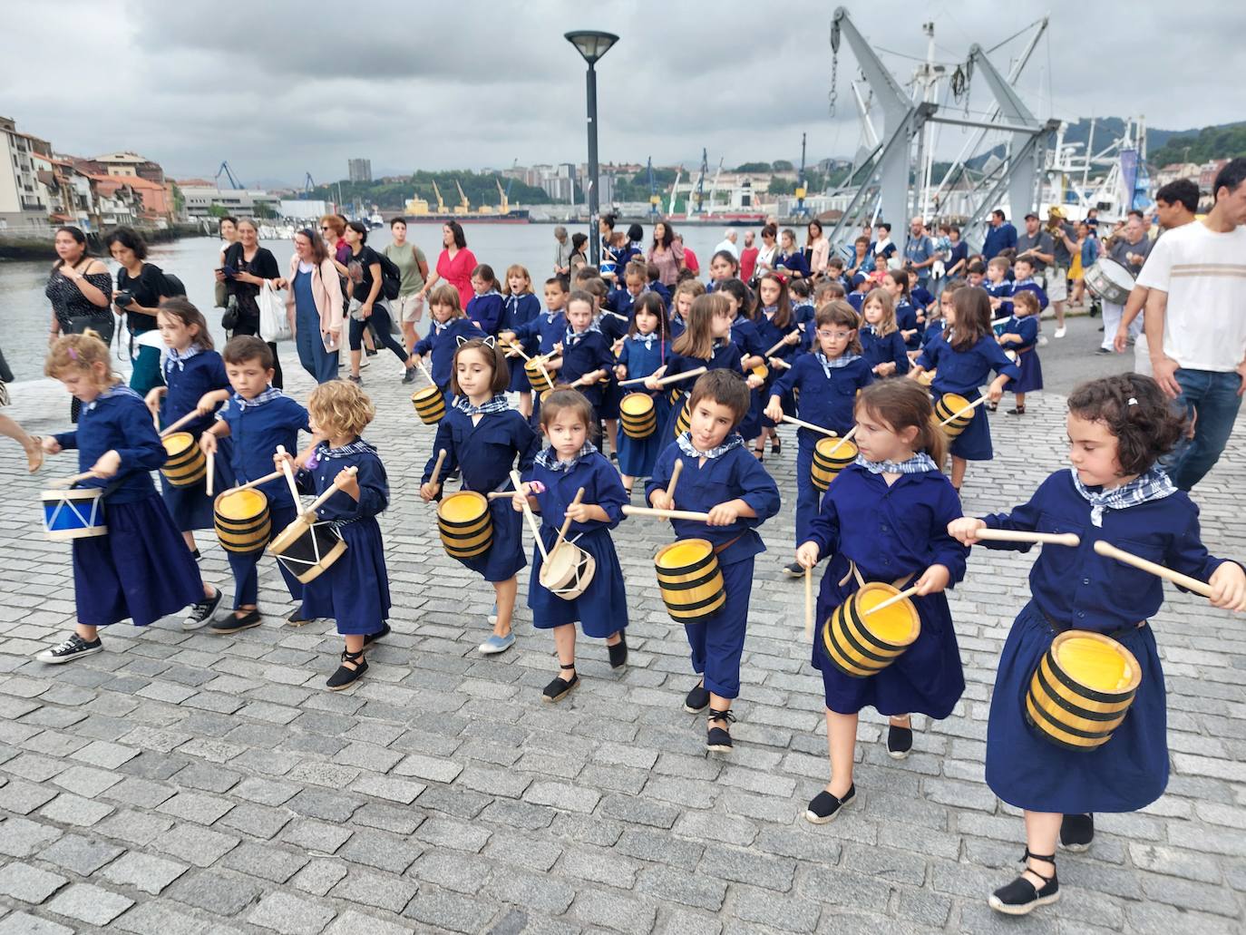 Tamborrada infantil de morado y calles multicolor