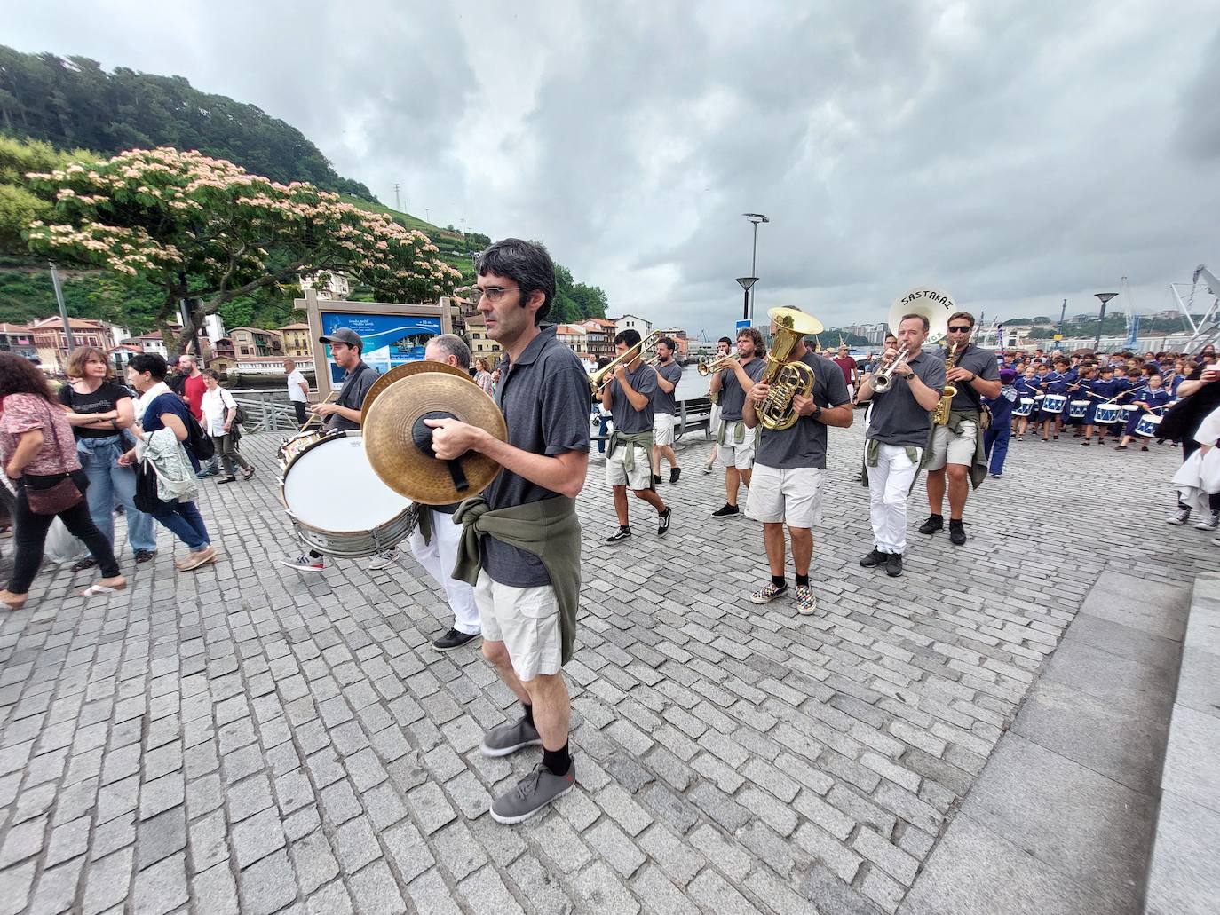 Tamborrada infantil de morado y calles multicolor