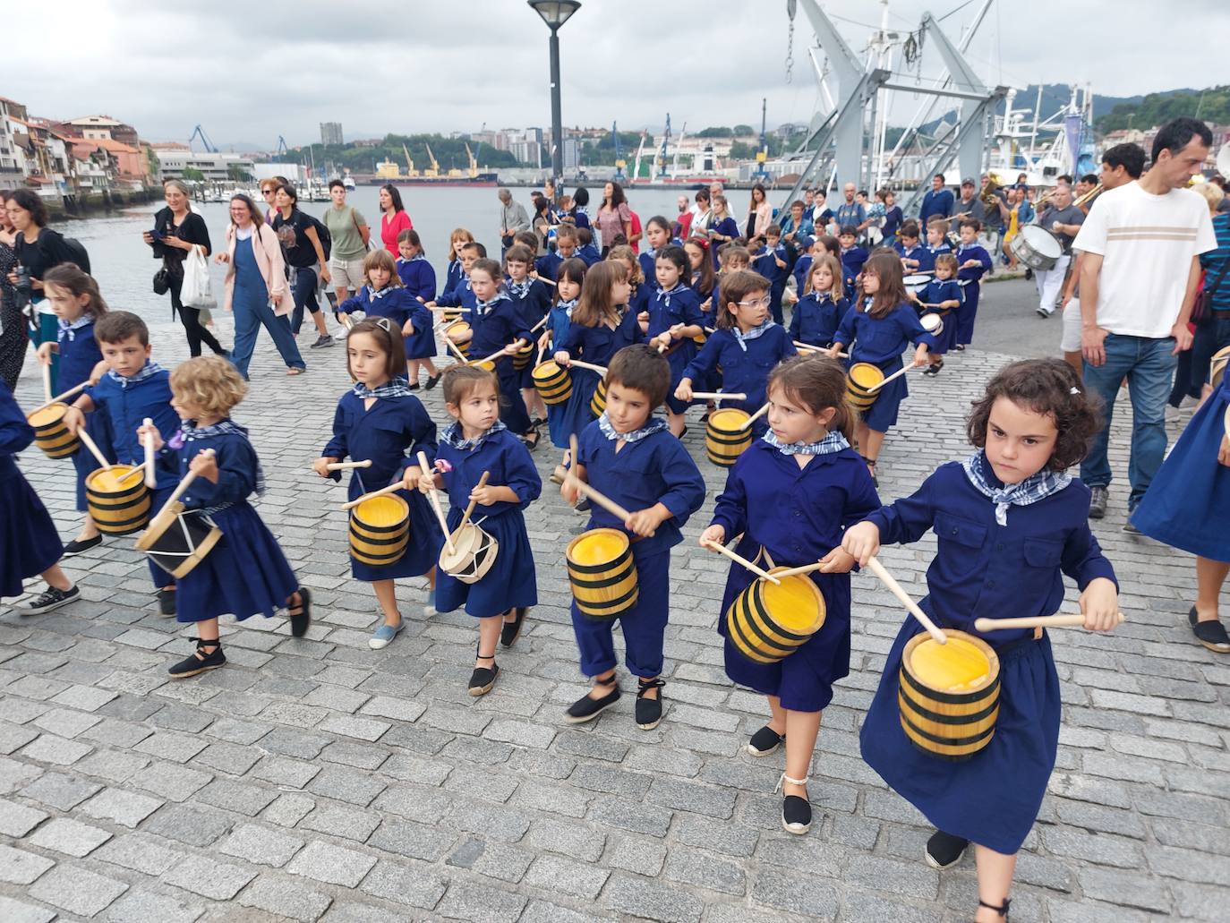 Tamborrada infantil de morado y calles multicolor