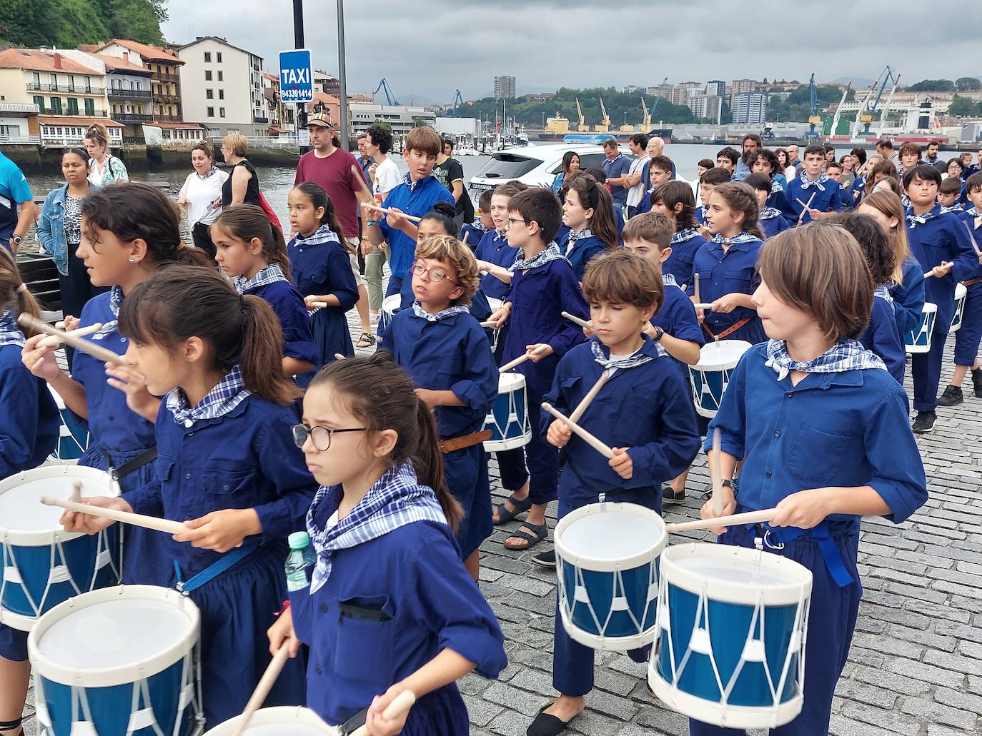 Tamborrada infantil de morado y calles multicolor