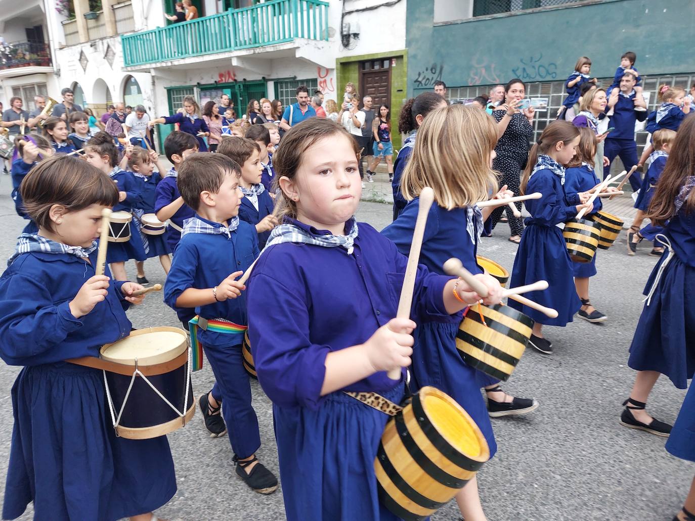 Tamborrada infantil de morado y calles multicolor