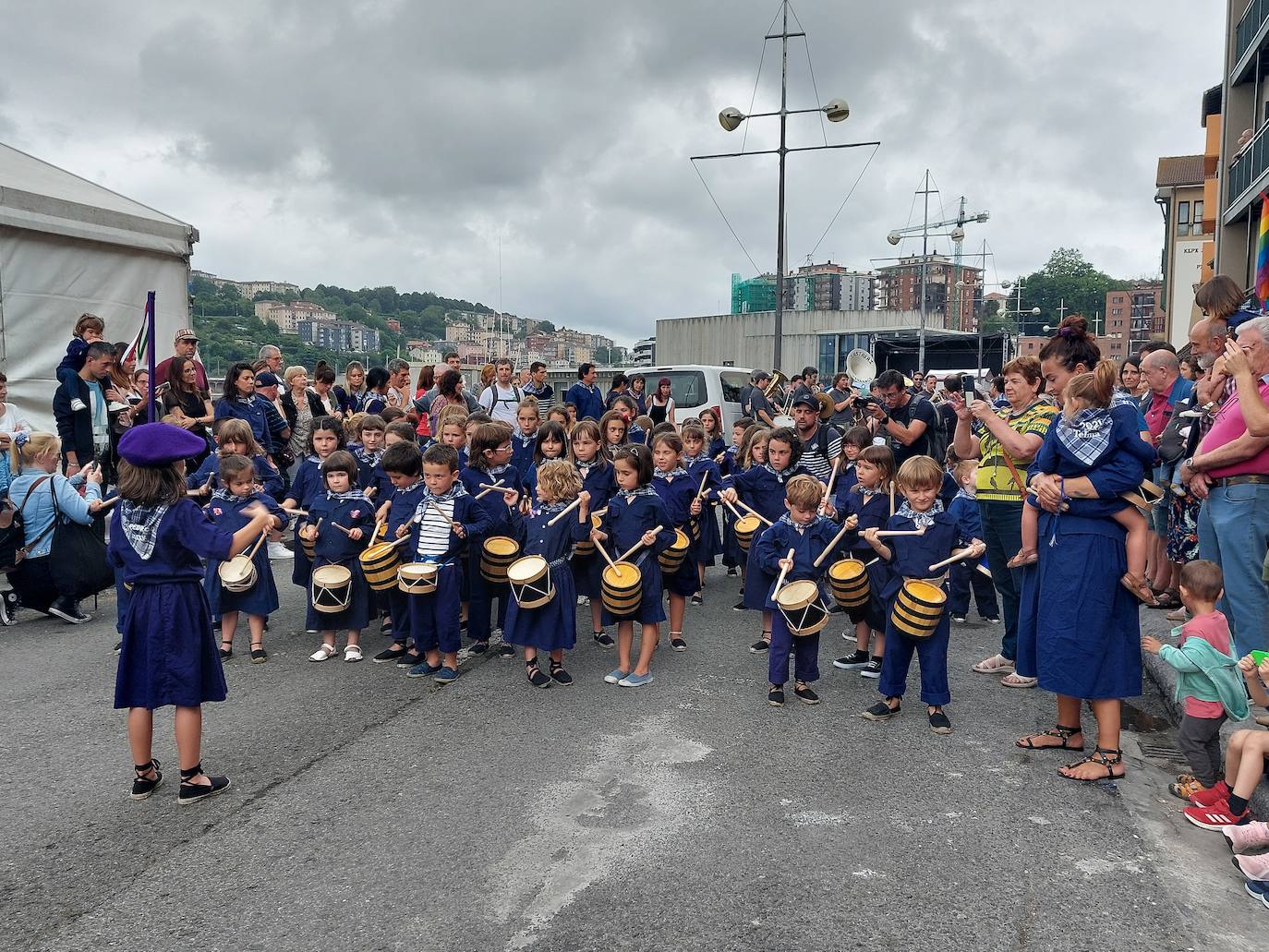 Tamborrada infantil de morado y calles multicolor