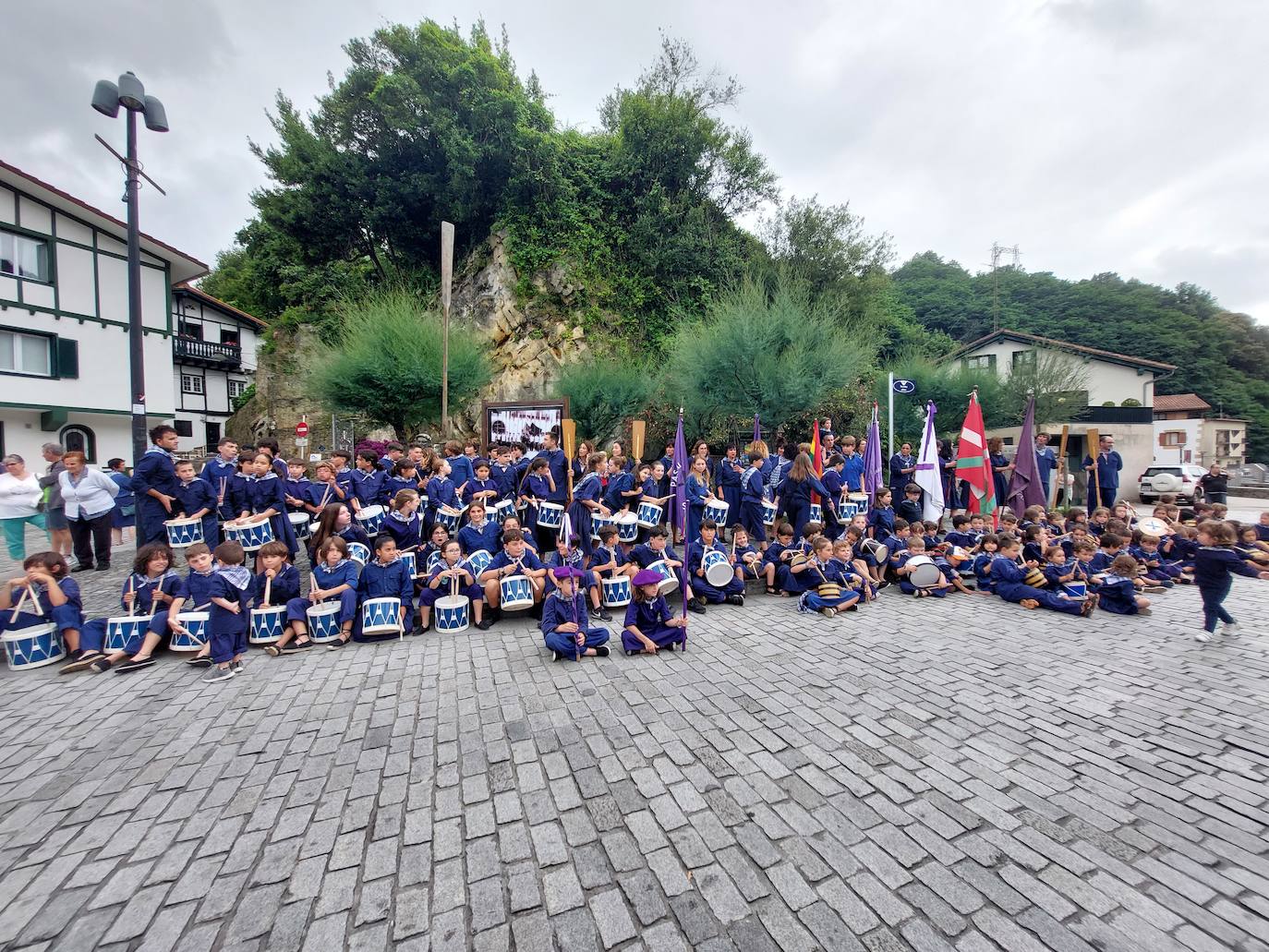 Tamborrada infantil de morado y calles multicolor