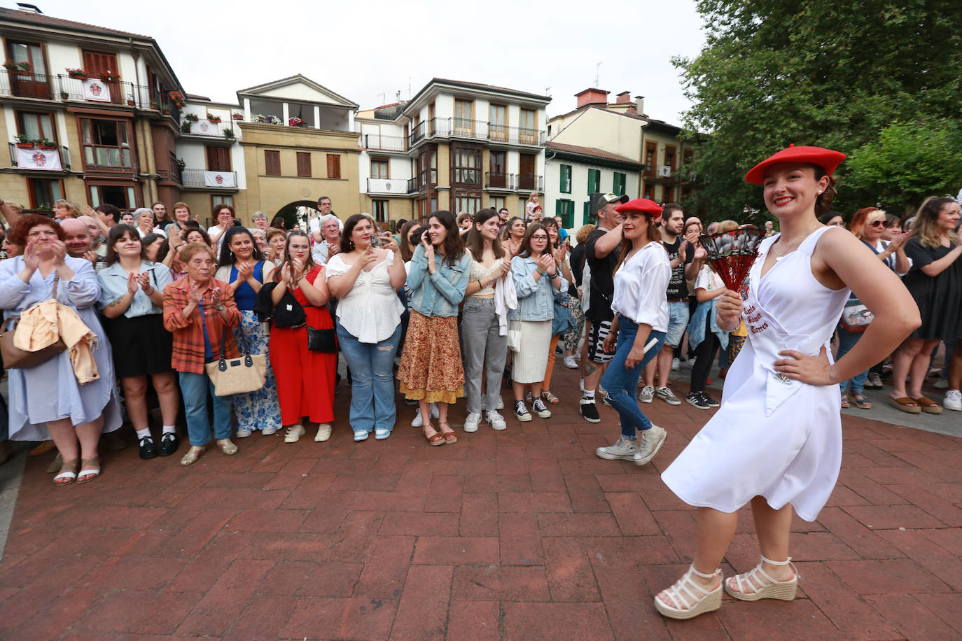 Presentación de cantineras del Alarde público