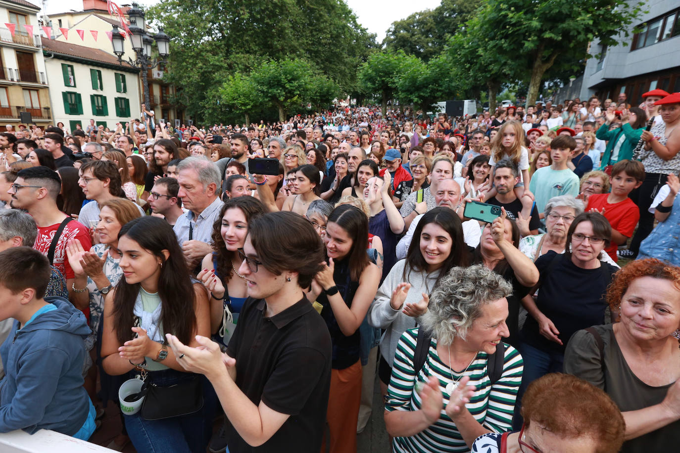 Presentación de cantineras del Alarde público