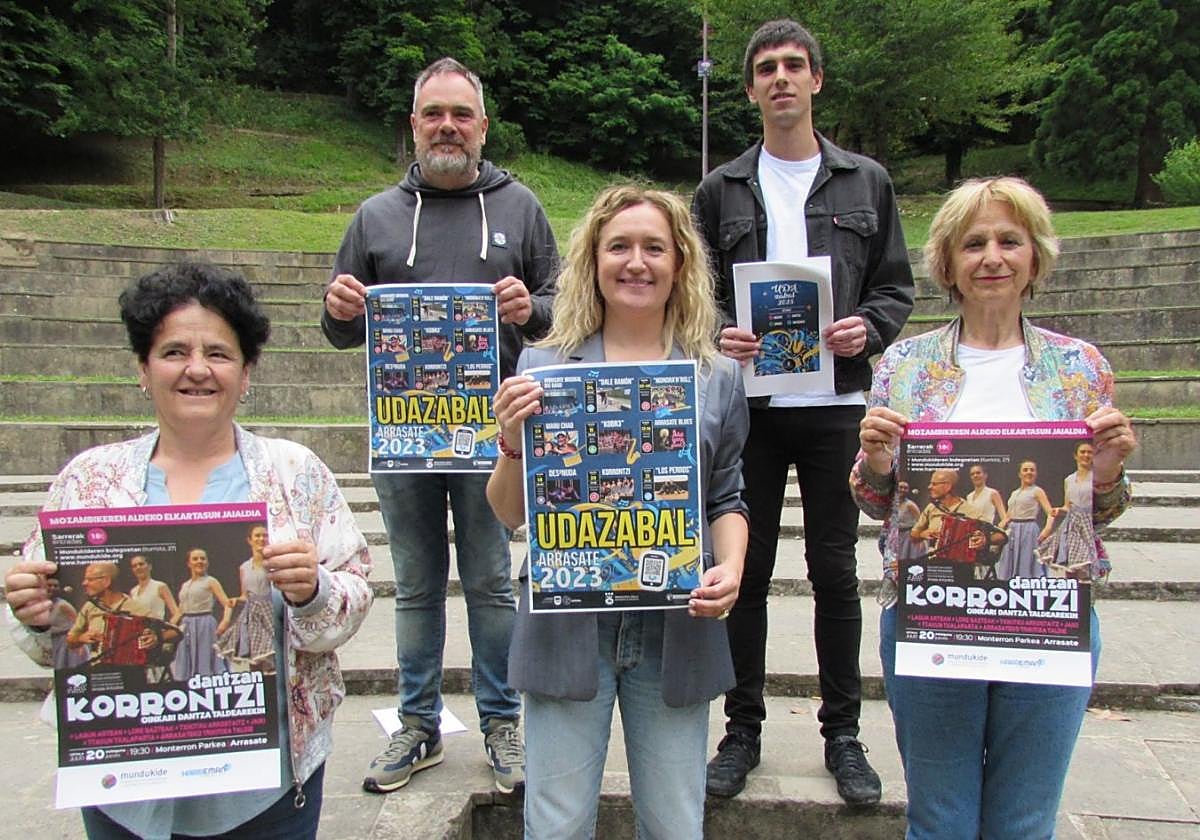 La alcaldesa Maider Morrás y el nuevo concejal de cultura Andoni Arratibel con las representantes de Mundukide Urri Urizar y Harreman Cristina Etxenausia y el director de cultura Jon Garai.
