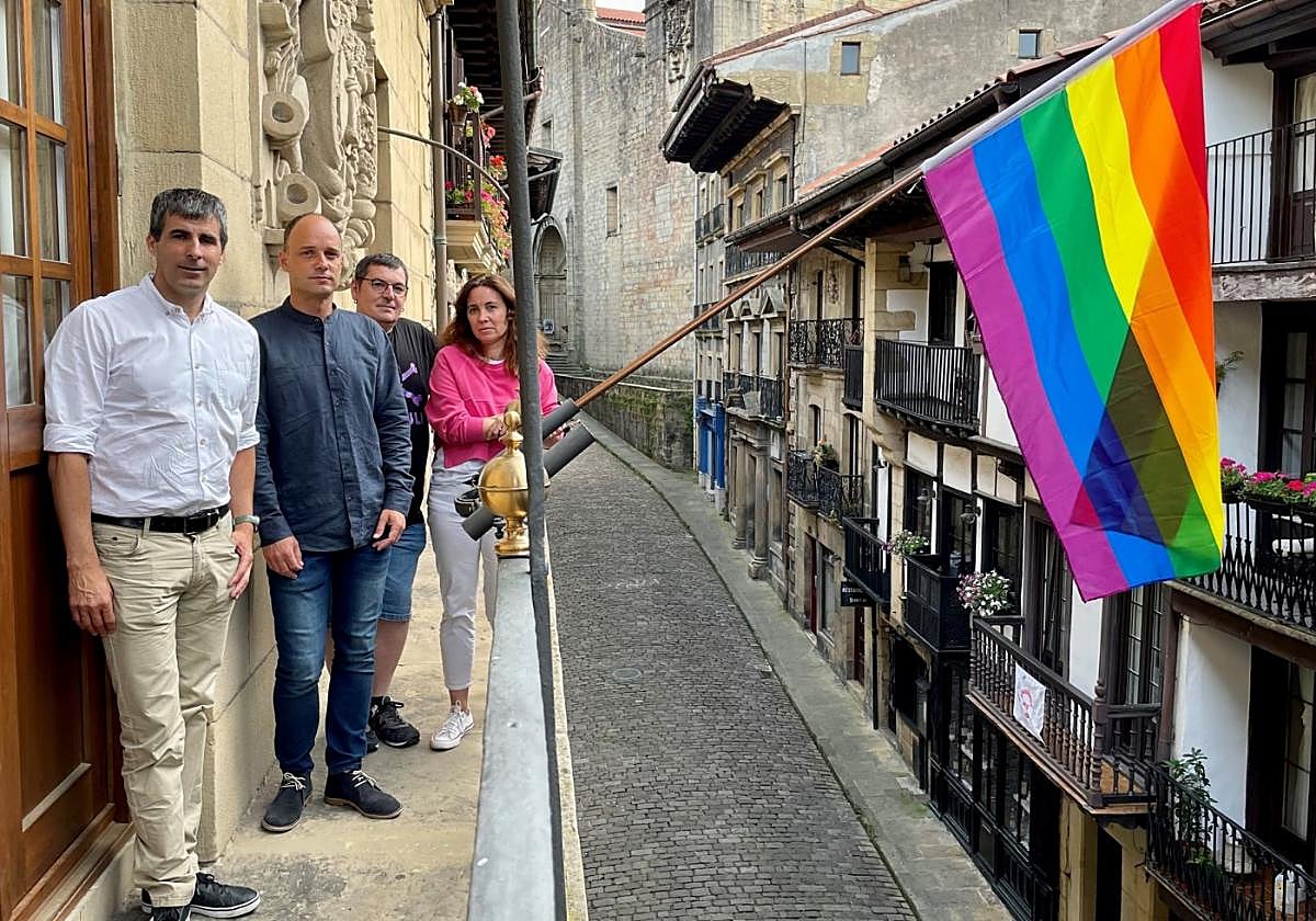 Carrión, Enparan, Rodríguez y Odriozola ayer en el balcón del ayuntamiento.