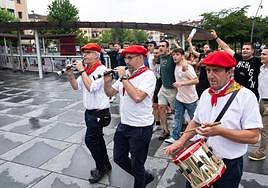 Dulzaineros acompañados en Irun