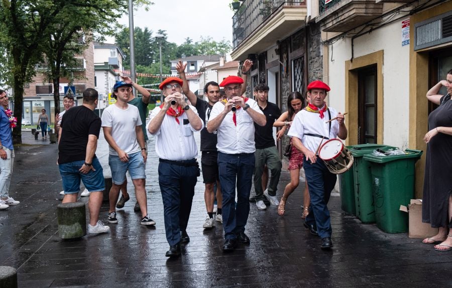 Dulzaineros acompañados en Irun